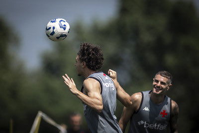 20251029-090309-1-1-1-1 Jogador de futebol treinando ao ar livre.