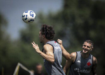 Jogadores do Vasco treinando com bola.
