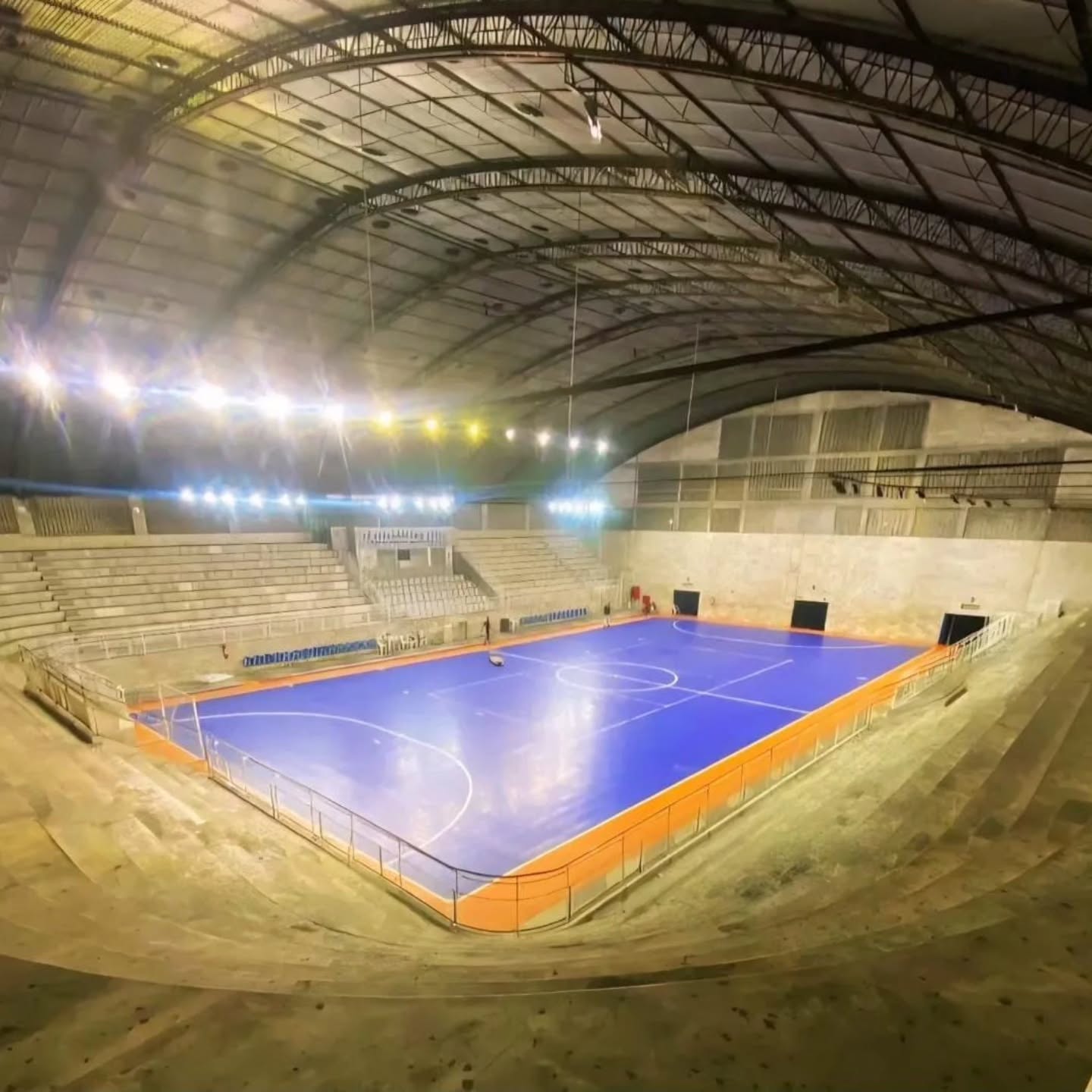 20251029-090758-1-1-1 Pista de futsal coberta e iluminada no estádio.