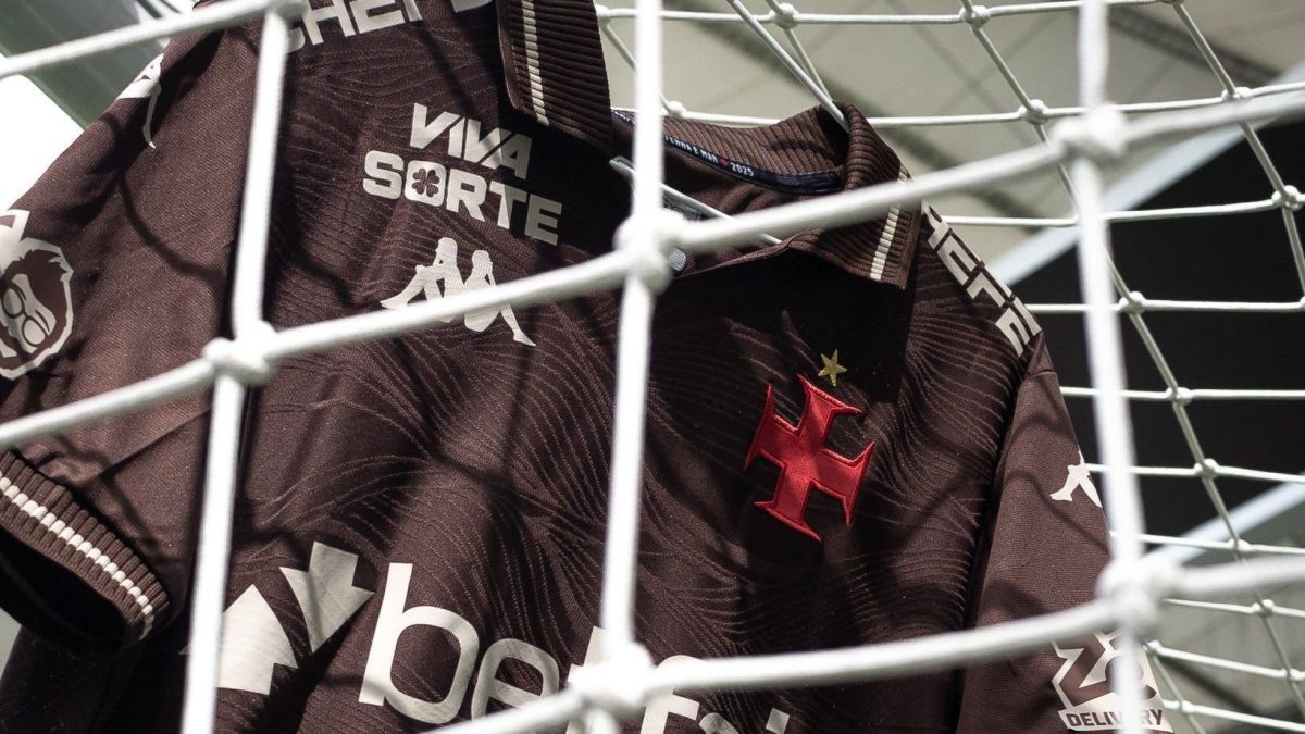 20251029-100943-1-1-1 Camisa do Vasco pendurada em grade de proteção.