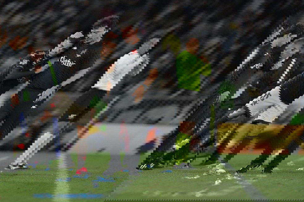 20251029-101902-1-4-coutinho-e-fernando-diniz-se-abracam-em-vasco-x-fluminense-foto-thiago-ribeiroagif-1 Jogador do Vasco sendo auxiliado por médico no campo.