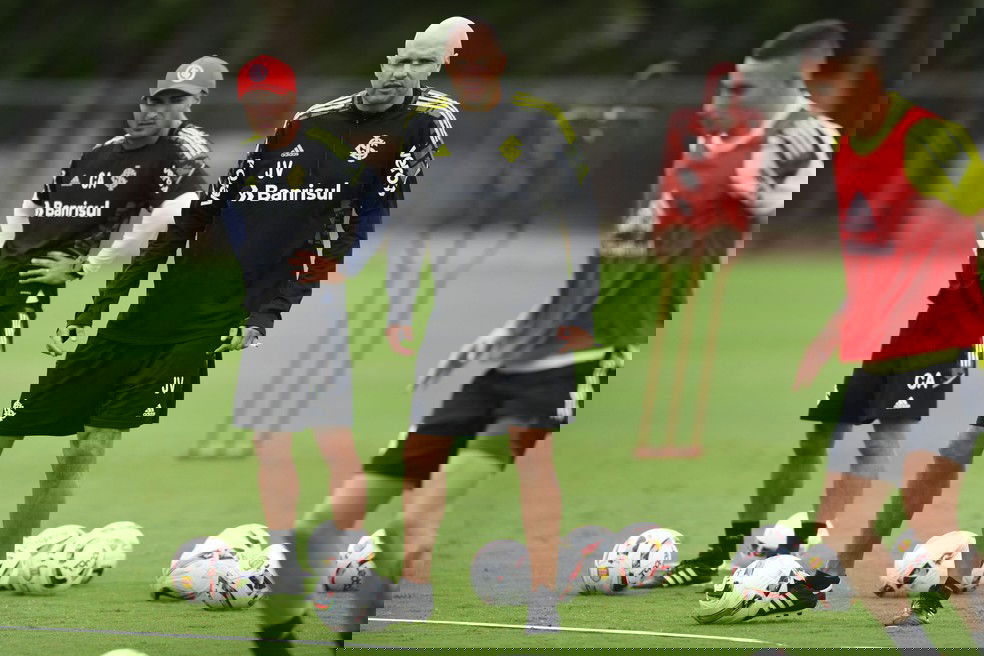 20251029-105644-1-5-jadson-viera-foi-auxiliar-tecnico-do-inter-em-2022-foto-ricardo-duartedivulgacao-internacional-1 Treinamento do Vasco com jogadores e comissão técnica.