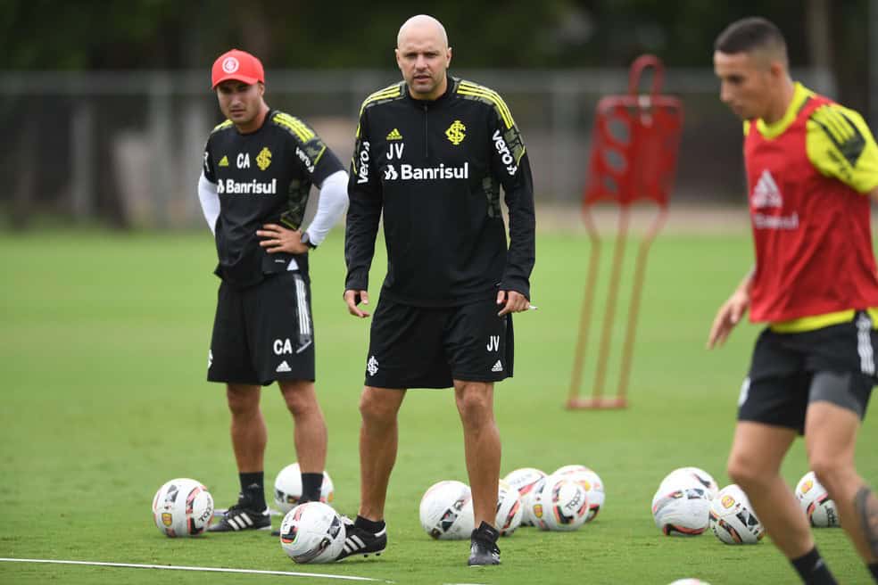 Treinamento do Vasco, atletas em campo com bolas de futebol.