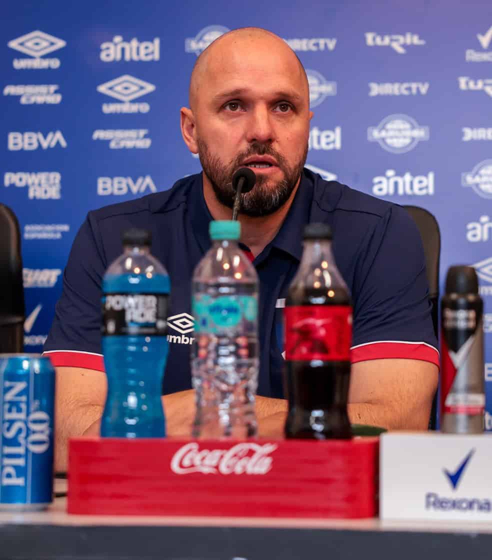 20251029-105646-1-10-jadson-viera-tecnico-brasileiro-em-apresentacao-no-nacional-uru-foto-club-nacional-de-football Árbitro em coletiva de imprensa do Vasco da Gama.