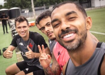 Jogadores do Vasco sorrindo em treino.