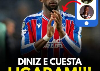 Diniz tocando telefone com imagens de jogadores do Vasco no celular.