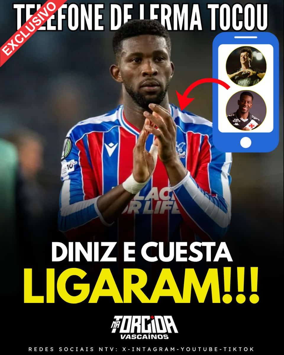 Diniz tocando telefone com imagens de jogadores do Vasco no celular.