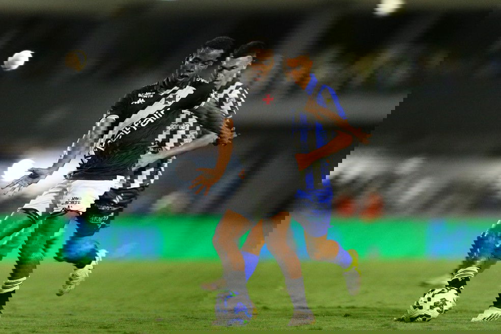 20251029-153800-1-5-thiago-mendes-em-acao-pelo-vasco-foto-marlon-costaagif-1 Jogador do Vasco controlando a bola em campo.