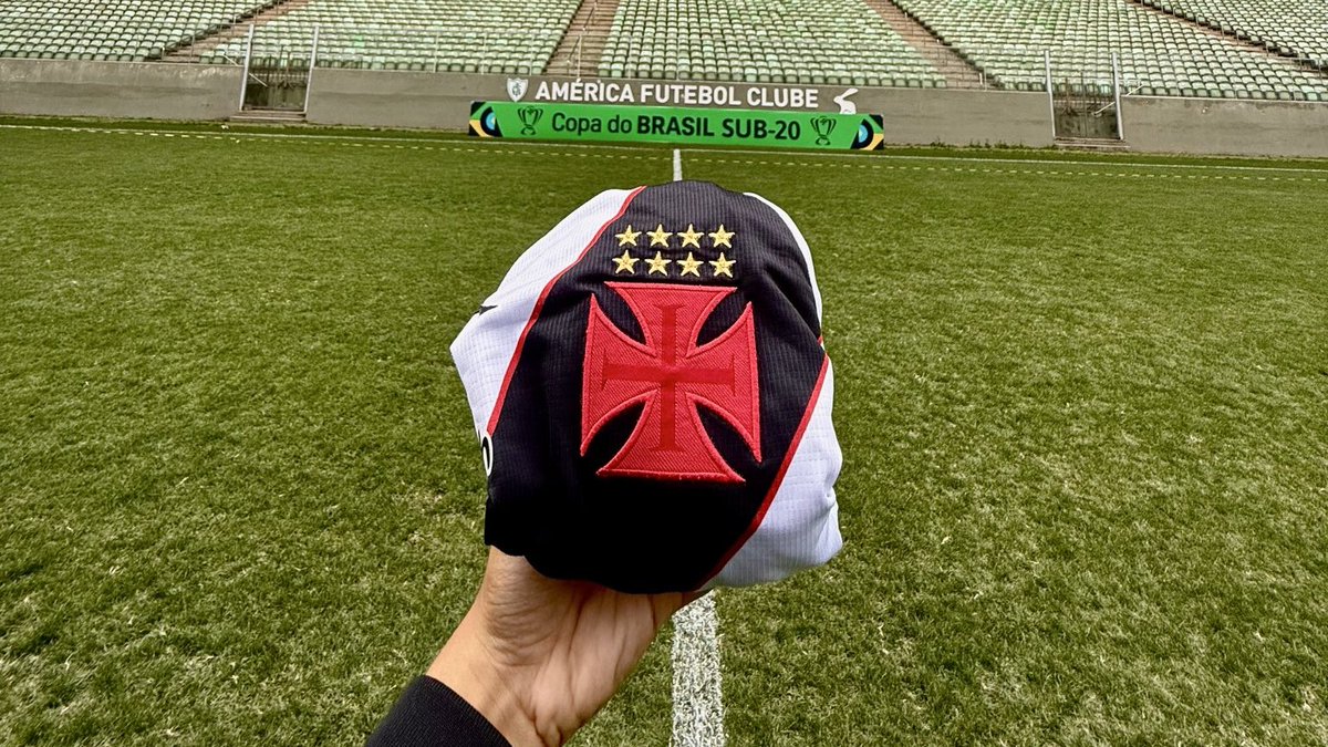 20251029-155209-2-1 Vasco da Gama em campo com bandeira e estádio ao fundo.