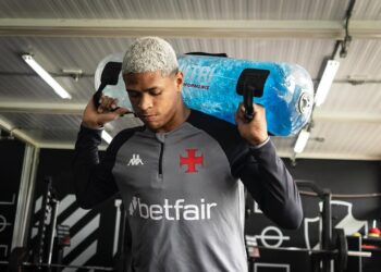 Moletom do Vasco com mochila de academia.