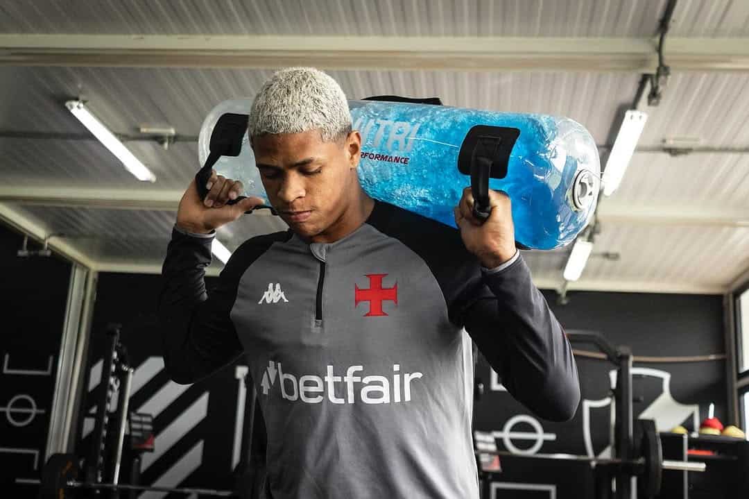 Moletom do Vasco com mochila de academia.