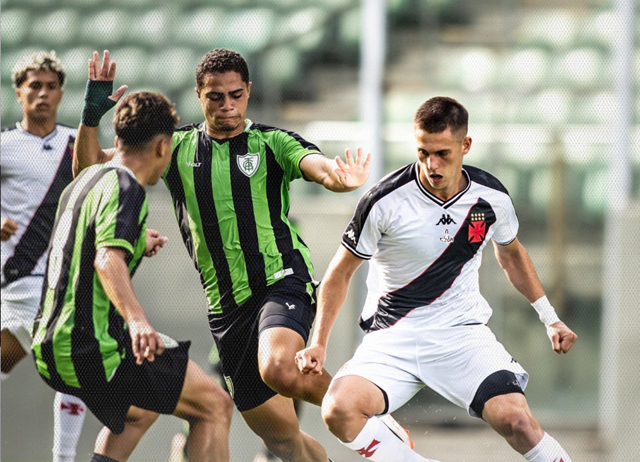 20251029-170742-1-1-1-1 Jogadores de futebol em ação no campo.