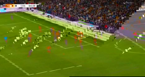 Jogadores em ação durante partida de futebol no campo.