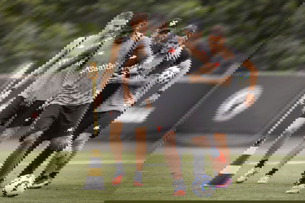 20251029-182041-1-6-rayan-em-acao-no-treino-do-vasco-nesta-quarta-feira-foto-dikran-sahagian-crvg Rayan em ação no treino do Vasco nesta quarta-feira — Foto: Dikran Sahagian / CRVG