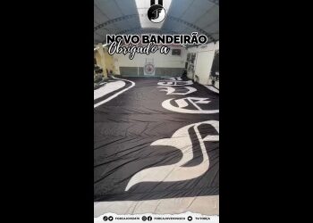 Bandeira do Vasco sendo preparada para torcedores.
