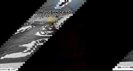 Bandeira do Vasco sendo preparada para torcedores.