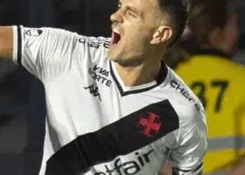 Goleiro comemorando vitória do Vasco.
