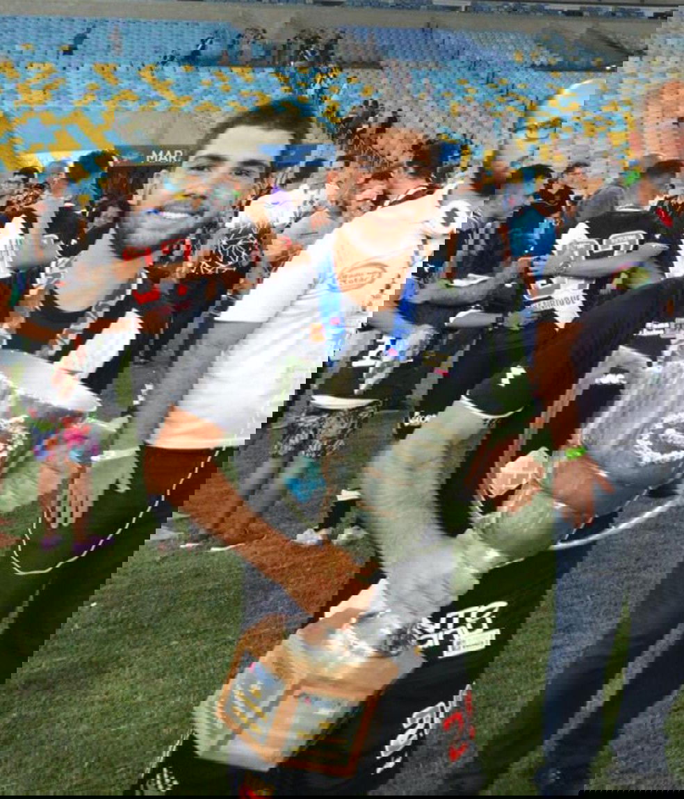 20251030-075205-1-6-dudu-foi-campeao-da-taca-guanabara-com-o-vasco-em-2019-foto-arquivo-pessoal-1 Vasco da Gama comemorando com troféu no estádio.