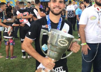 Vasco da Gama comemorando vitória no estádio.