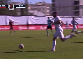 Jogador do Vasco chuta a bola em campo.
