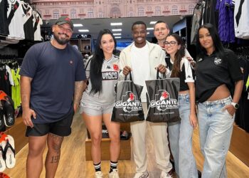 Andrés Gómez foi à loja oficial do Vasco na Barra e tirou fotos com os funcionários; confira.
