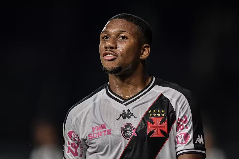 20251030-113642-1-1-1-1 Jogador do Vasco comemorando em campo.