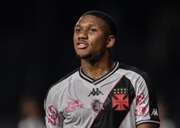 Jogador do Vasco com uniforme em destaque.
