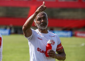 Jogador do Vasco comemorando com gesto positivo.
