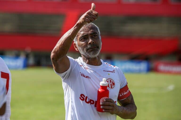 Jogador do Vasco comemorando com gesto positivo.