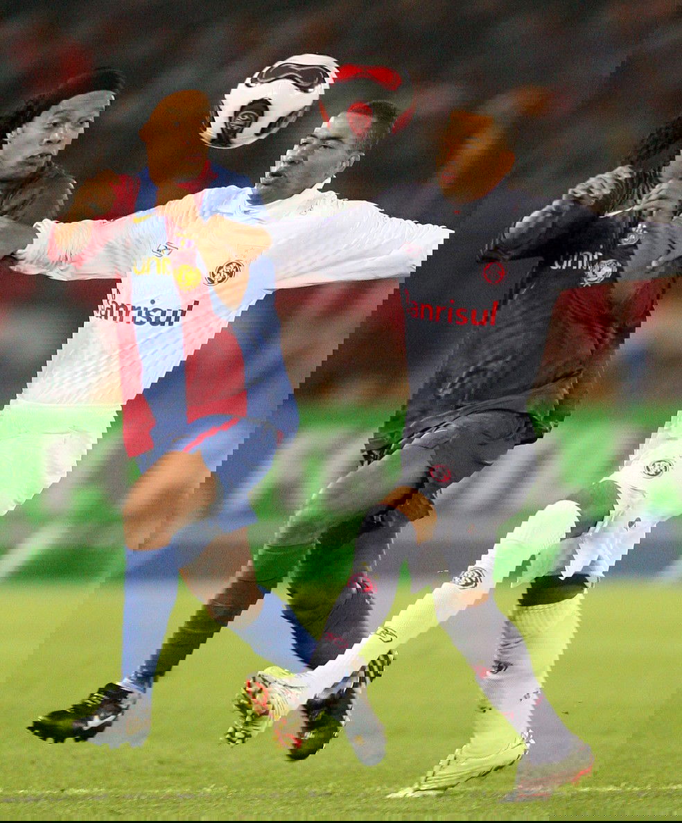 20251030-121506-1-42-ronaldinho-gaucho-wellington-monteiro-mundial-2006-foto-toru-yamanakaafp Futebol em ação durante partida entre Vasco e Barcelona.