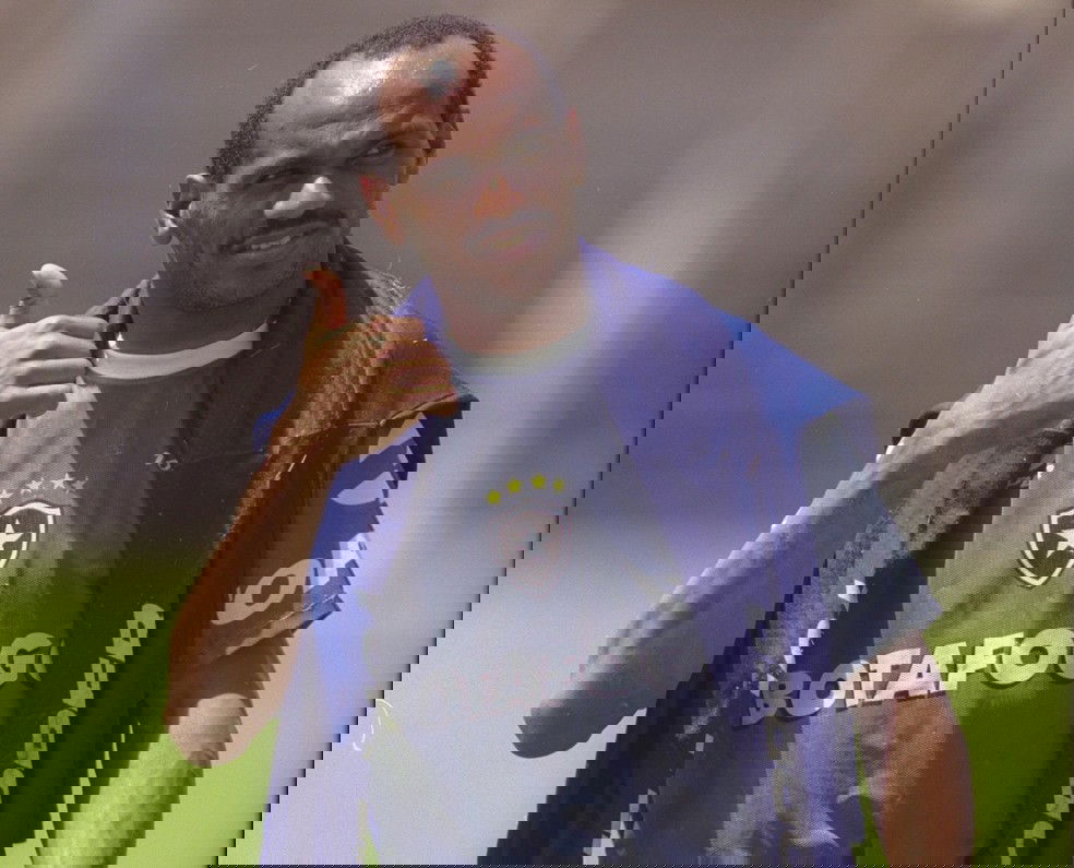 20251030-121508-1-50-wagner-goleiro-do-botafogo-em-1995-foto-ivo-gonzalezagencia-o-globo Jogador do Vasco com uniforme azul e cinza.