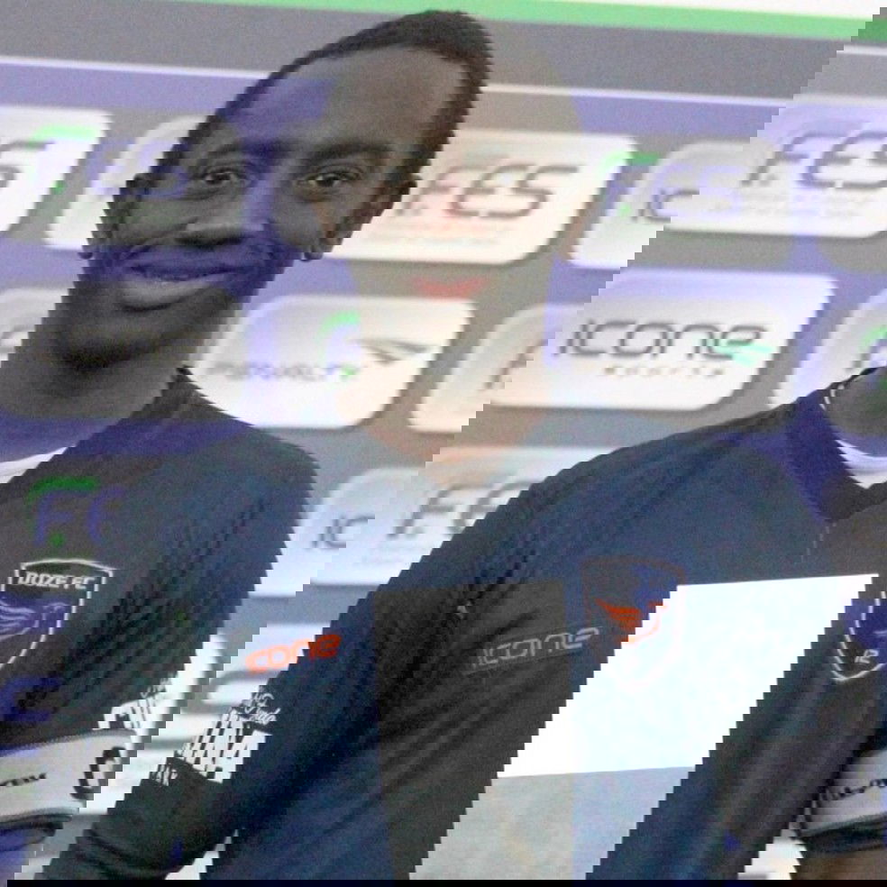 20251030-121510-1-54-jonilson-volante-do-doze-foto-divulgacaodoze-fc Jogador de futebol com uniforme do Doze Futebol Clube.