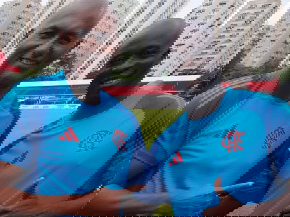 20251030-121512-1-64-jorginho-e-da-silva-d-ex-jogadores-do-flamengo-foto-arquivo-pessoal Jogadores do Vasco treinando juntos em estádio urbano.