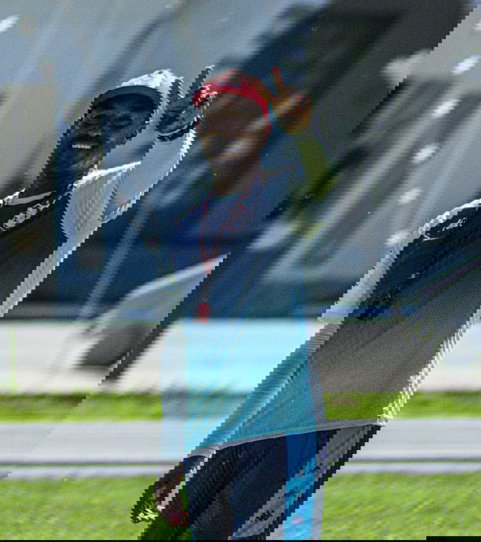 20251030-121516-1-79-douglas-silva-e-a-lideranca-mais-suave-no-comando-do-bangu-foto-allan-pereira-bangu-ac Jogador comemorando com uniforme do Vasco Clube.