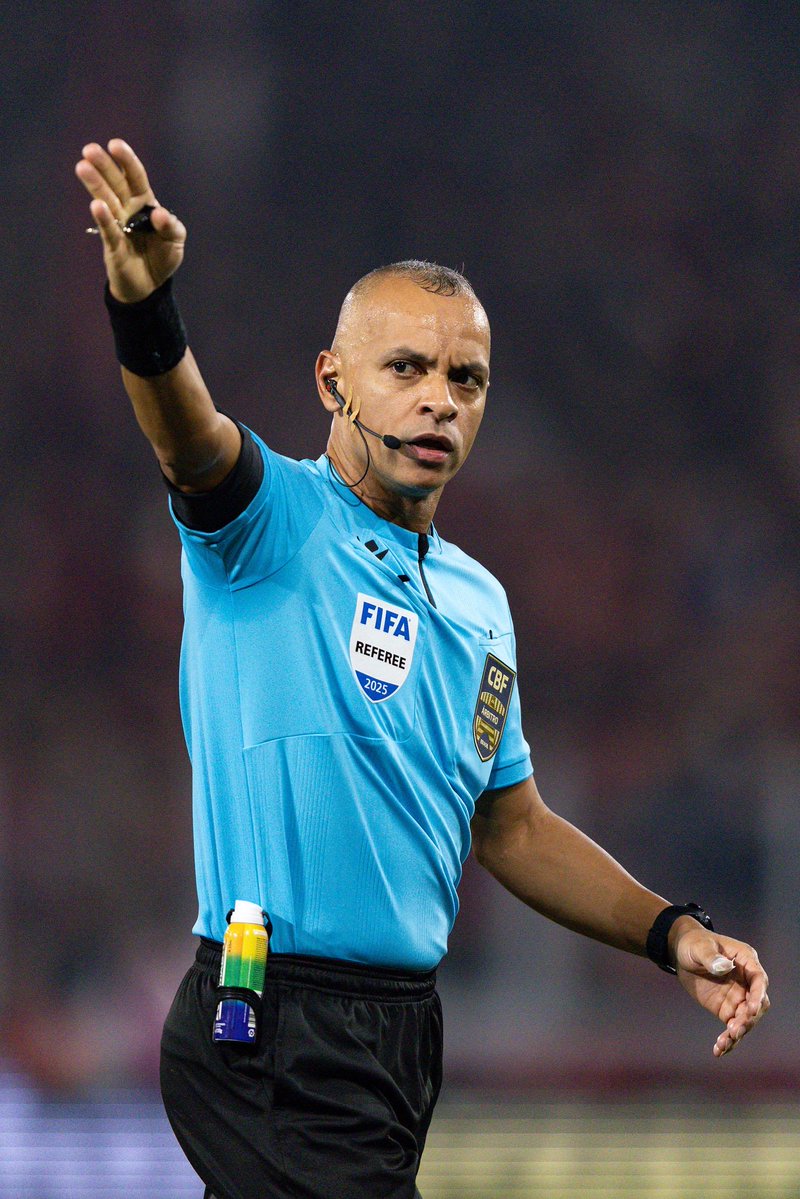 20251030-152925-1-1-1-1 Árbitro de futebol em ação em campo.