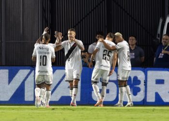 Jogadores do Vasco comemorando gol em campo.