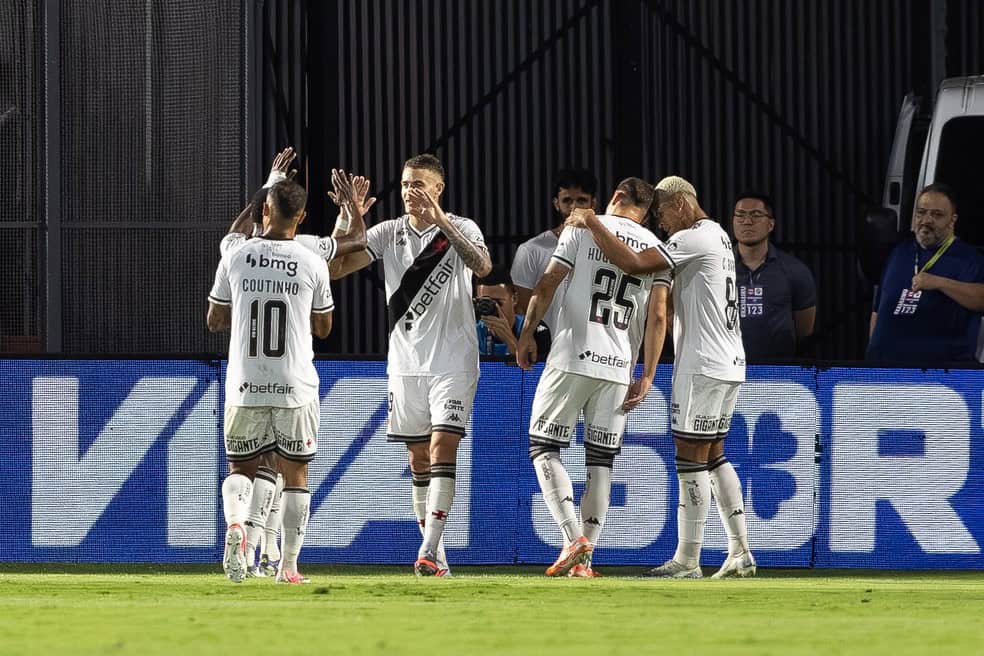 Jogadores do Vasco comemorando gol em campo.