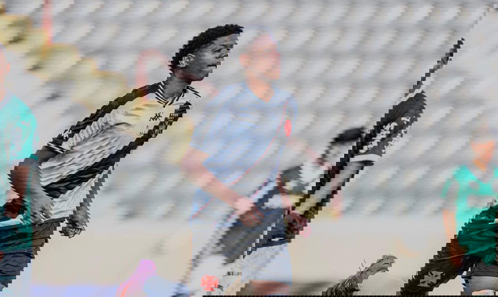 20251030-183222-1-4-lucas-ovidio-do-vasco-no-sub-17-foto-reproducao-1 Jogador de futebol durante partida oficial.