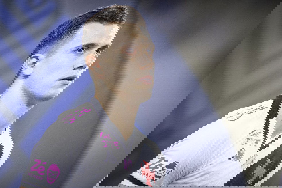 20251030-201341-1-4-lucas-piton-do-vasco-contra-o-fortaleza-foto-dikran-sahagianvasco-1 Jogador do Vasco usando uniforme branco.