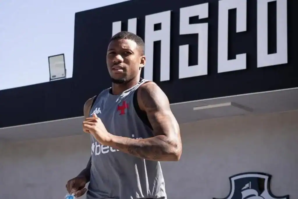 20251030-224715-1-1-1 Jogador do Vasco correndo ao ar livre.