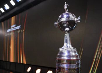 Troféu da Copa Libertadores em destaque, em exibição no estádio.