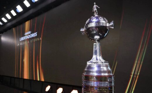 Troféu da Copa Libertadores em destaque, em exibição no estádio.