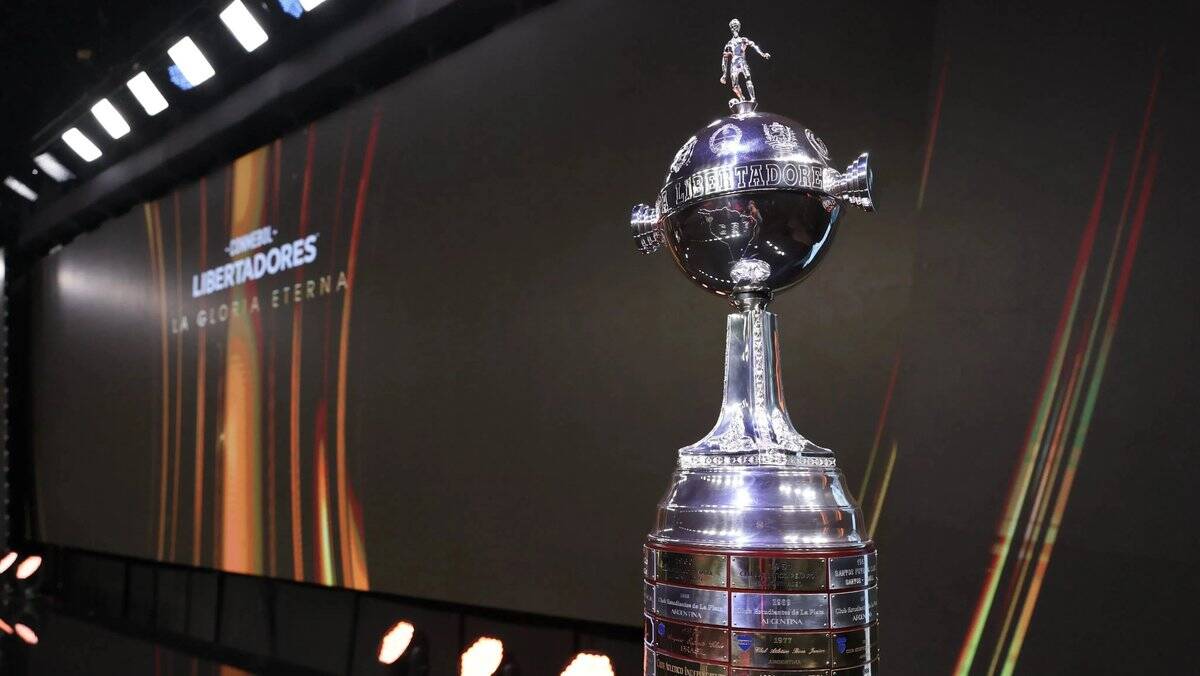 Troféu da Copa Libertadores em destaque, em exibição no estádio.