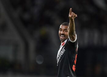 Jogador do Vasco comemorando em campo.