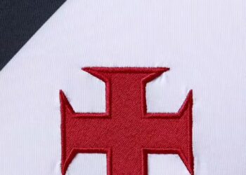 Escudo do Vasco da Gama bordado em uniforme.