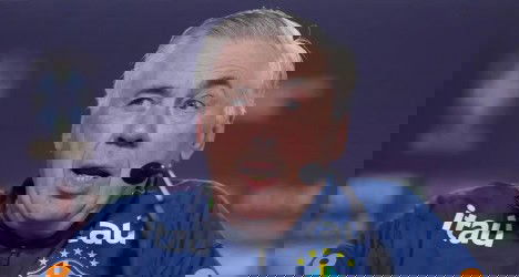 Experiente treinador do Vasco falando em coletiva.