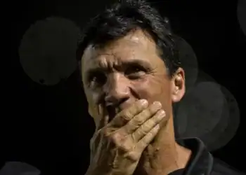 Homem cobrindo boca com a mão.