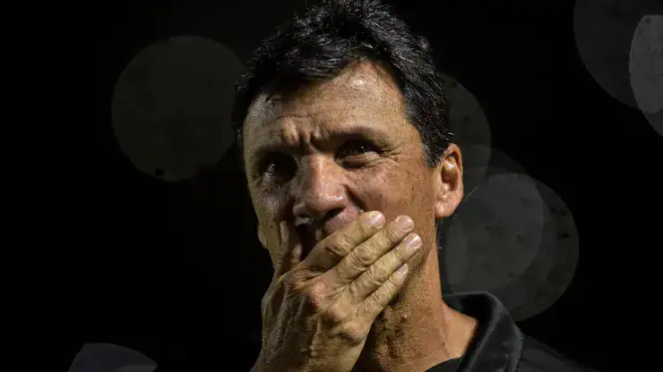 Homem cobrindo boca com a mão.