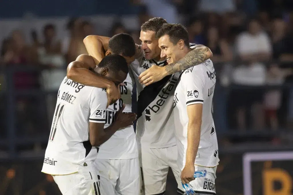 20251031-115829-5-jogadores-do-vasco-comemoram-vitoria-ao-final-da-partida-contra-o-bragantino-no-estadio-cicero-de-souza-marques-pelo-campeonato-brasileiro-a-2025-foto-anderson-romaoagif Jogadores do Vasco comemorando juntos na vitória.