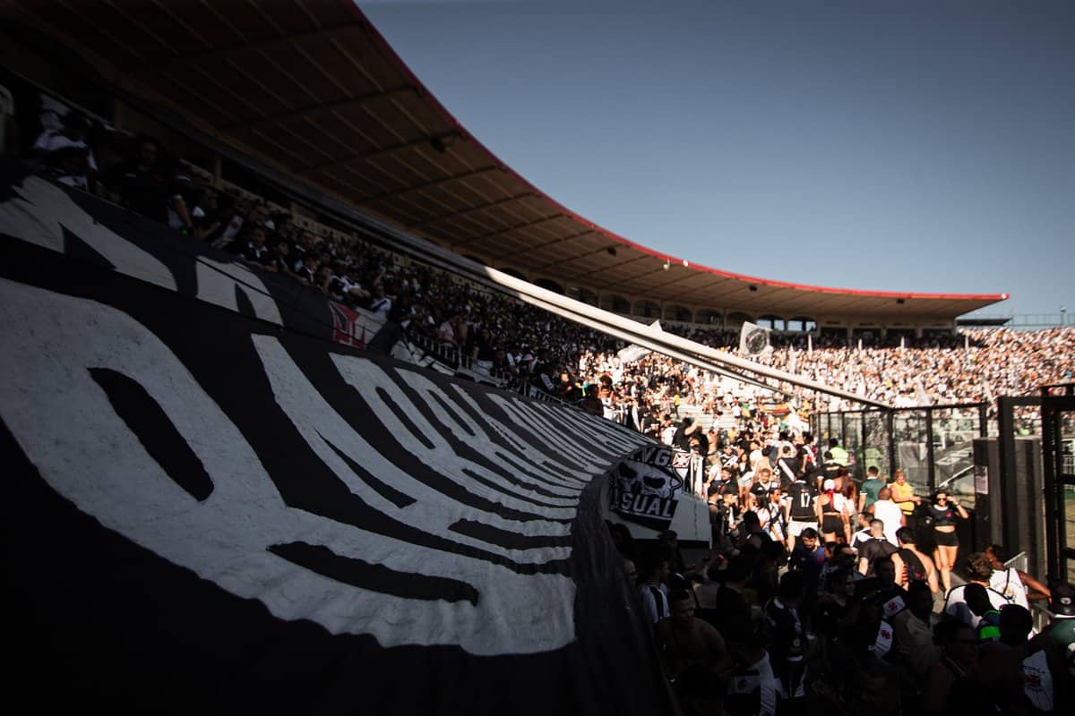 Vasca do estádio do Vasco com torcedores e bandeira.